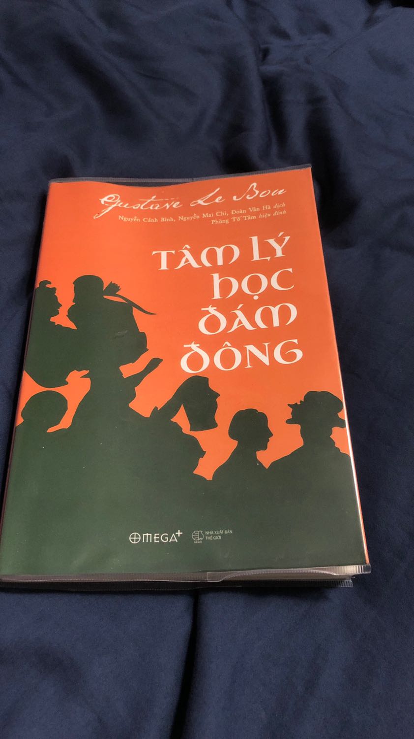 Chỉ mới đọc nửa cuốn, nhưng mình cho 3 sao vì nội dung sách. Nếu bạn đang tìm một cuốn sách giải thích một cách khoa học và logic về tâm lý cũng như hành vi của đám đông, thì chắc chắn đây không phải là một cuốn sách phù hợp. 

Tác giả đưa ra nhiều luận điểm (có thể đúng) kèm một vài ví dụ cụ thể nhưng không hề chứng minh hay giải thích vì sao đưa đến kết luận đó. Cảm giác cuốn sách chỉ là những nhận định, quan sát mang tính cách cá nhân hơn là một công trình nghiên cứu khoa học. 
Ngoài ra, vì cuốn sách được viết hơn 120 năm trước nên có vài đoạn sẽ thấy được sự khinh thường phụ nữ, cũng như sự phân biệt chủng tộc của tác giả. Có lẽ điều này cũng gián tiếp chứng minh một nhận định của tác giả: một cá thể dù thông thái đến đâu cũng trở nên *** ngốc trong đám đông. Dù là một người trí thức, nhưng sống trong thời đại mà phụ nữ bị coi thường, tác giả cũng mang những suy nghĩ như vậy?

Tuy nhiên, sách cũng có nhiều đoạn khá thú vị. 
=> Tóm lại, nếu bạn rảnh rỗi có thể đọc thử nhưng đừng trông đợi đây là một cuốn sách khoa học.