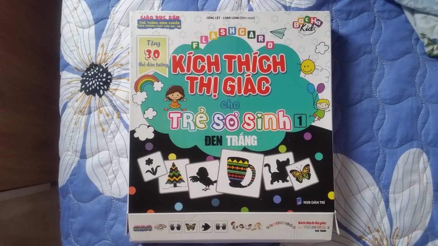 Các thẻ to, cứng, bé nhà mình nhìn rõ và rất tập trung, có thêm các thẻ mềm để dán tường. Một số thẻ in hơi bị nhòe một chút ở cạnh, 1 thẻ mềm bị nhăn nheo do đóng gói. Nhưng nhìn chung là mình hài lòng với bộ này. Rất tiếc là muốn mua thêm các bộ 2, 3 nữa mà thấy review chất lượng in dở quá. Còn bộ 4 hết hàng, thật là tiếc.