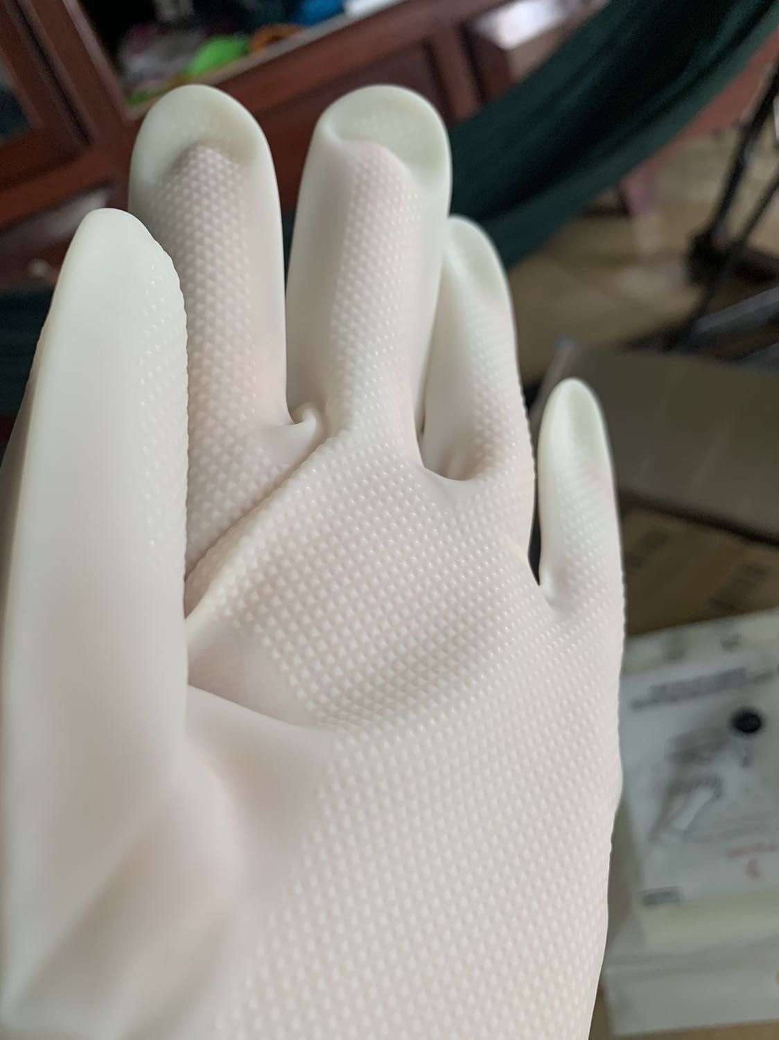 Sản phẩm chất lượng, hình thức đẹp, mình mua 2 bao tay và 7 sản phẩm của Parroti chuẩn bị cho nhà mới, có đều tuy chỗ mình đã hết dịch nhưng Tiki giao hàng quá chậm, phải tháng hơn mình mới nhận được hàng và còn hơn 8 đơn trên tiki. Đang định đặt thêm 12 sản phẩm nhưng còn hơi ngại về vấn đề giao hàng, nên mình cũng chuyển dần qua mua hàng trên ***