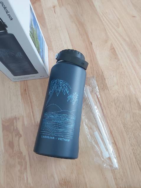 Màu đẹp, chắc chắn, dung tích lớn tha hồ đựng nước