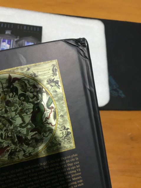 Một cuốn sách to nặng và đắt lại bị rách. Đặt từ mồng 2 tết tới hôm nay mới đc nhận sách mà mình cảm thấy buồn quá. Gói hàng vào hộp thì chỉ có mỗi sách lớn ở trong, ko có cái gì bọc hay cuốn nó vào. Vận chuyển như vậy mà gói hàng như thế là làm sao hả Tiki??? Tôi yêu cầu đổi trả lại cuốn khác.