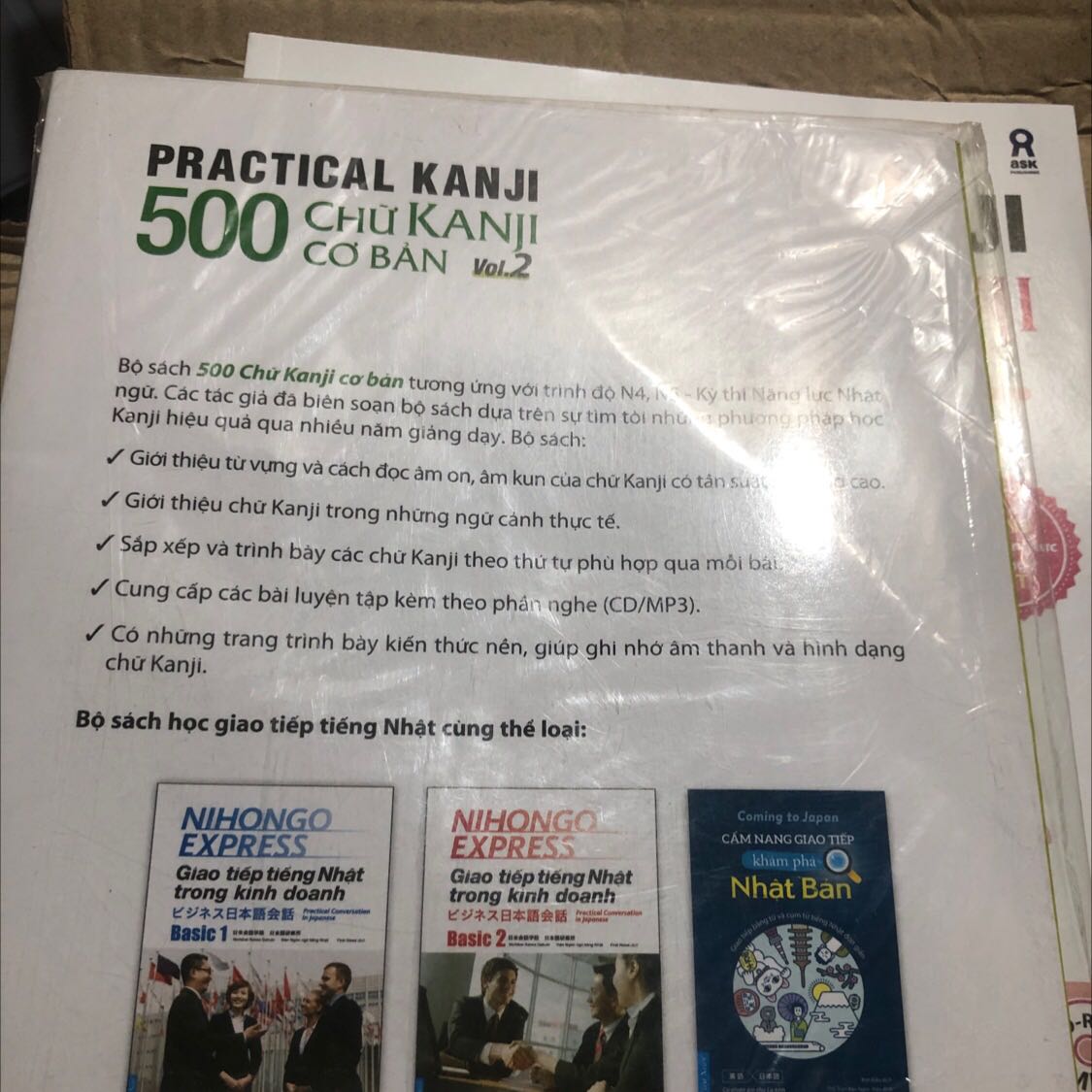 Giao đúng hẹn, sách ổn, chỉ có điều cuốn vol 2 hơi bung keo đằng sau nhưng đối với mình thì không phải lỗi quá đáng lắm. Săn sale nên giá rất ổn ❤️