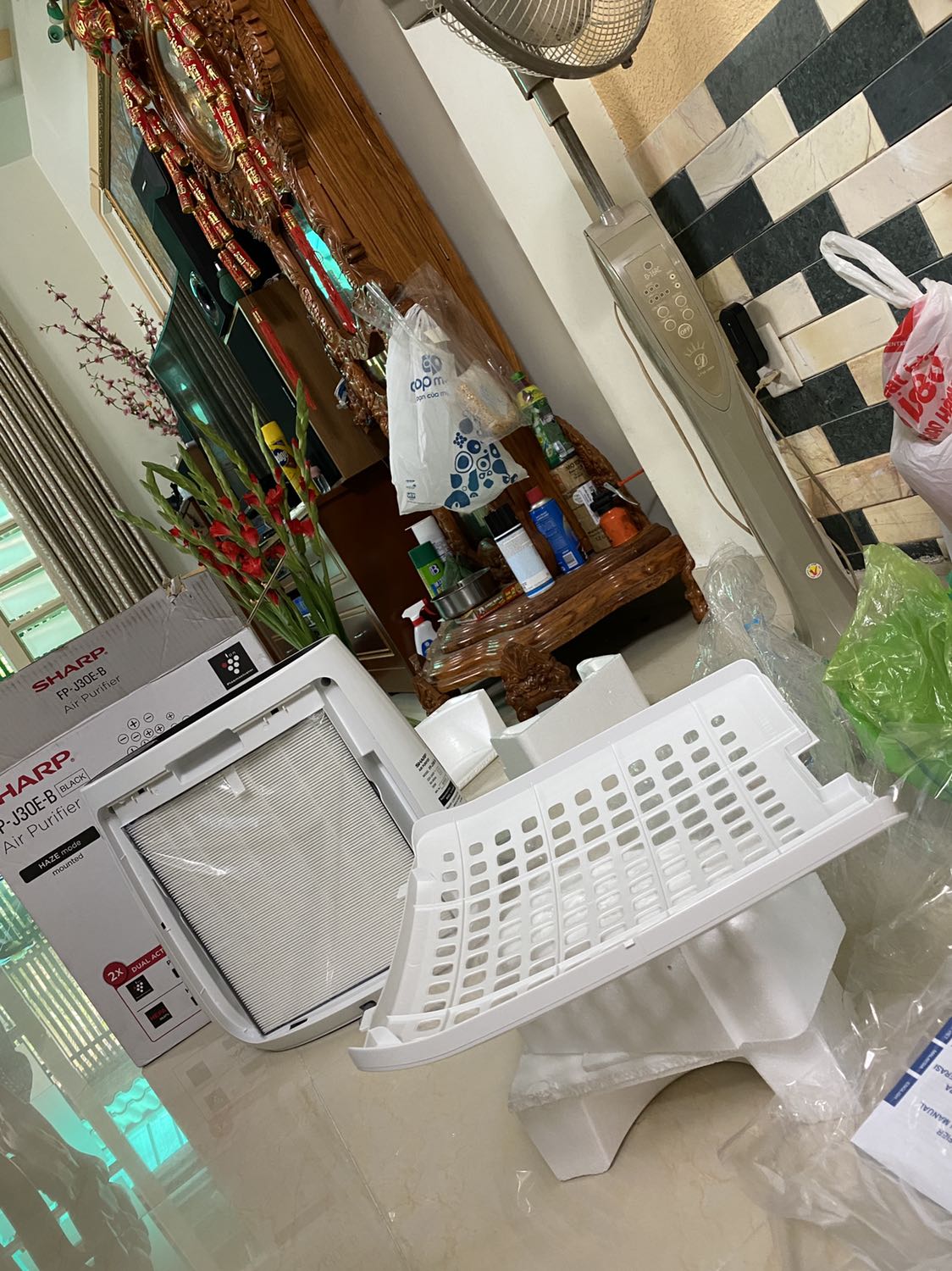 Gần Tết không khí ô nhiễm nên tranh thủ mua một em về lọc không khí trong phòng.
Cảm nhận ban đầu máy bể ngoài tuy to nhưng khá nhẹ khi cầm di chuyển đến các vị trí.
Máy hoạt động êm ả chỉ có khi để tốc độ lọc tối đa thì mới nghe tiếng quạt thôi cỏn chế độ ngủ và vừa máy hoạt động êm ru.
* Lưu ý: khi mới mua về trước khi chạy thì mọi người nhớ tháo tấm pano sau ra và bóc miếng bao ni lông từ miếng lọc HEPA ra nhé ! Gần Tết không khí ô nhiễm nên tranh thủ mua một em về lọc không khí trong phòng.
Cảm nhận ban đầu máy bể ngoài tuy to nhưng khá nhẹ khi cầm di chuyển đến các vị trí.
Máy hoạt động êm ả chỉ có khi để tốc độ lọc tối đa thì mới nghe tiếng quạt thôi cỏn chế độ ngủ và vừa máy hoạt động êm ru.
* Lưu ý: khi mới mua về trước khi chạy thì mọi người nhớ tháo tấm pano sau ra và bóc miếng bao ni lông từ miếng lọc HEPA ra nhé !