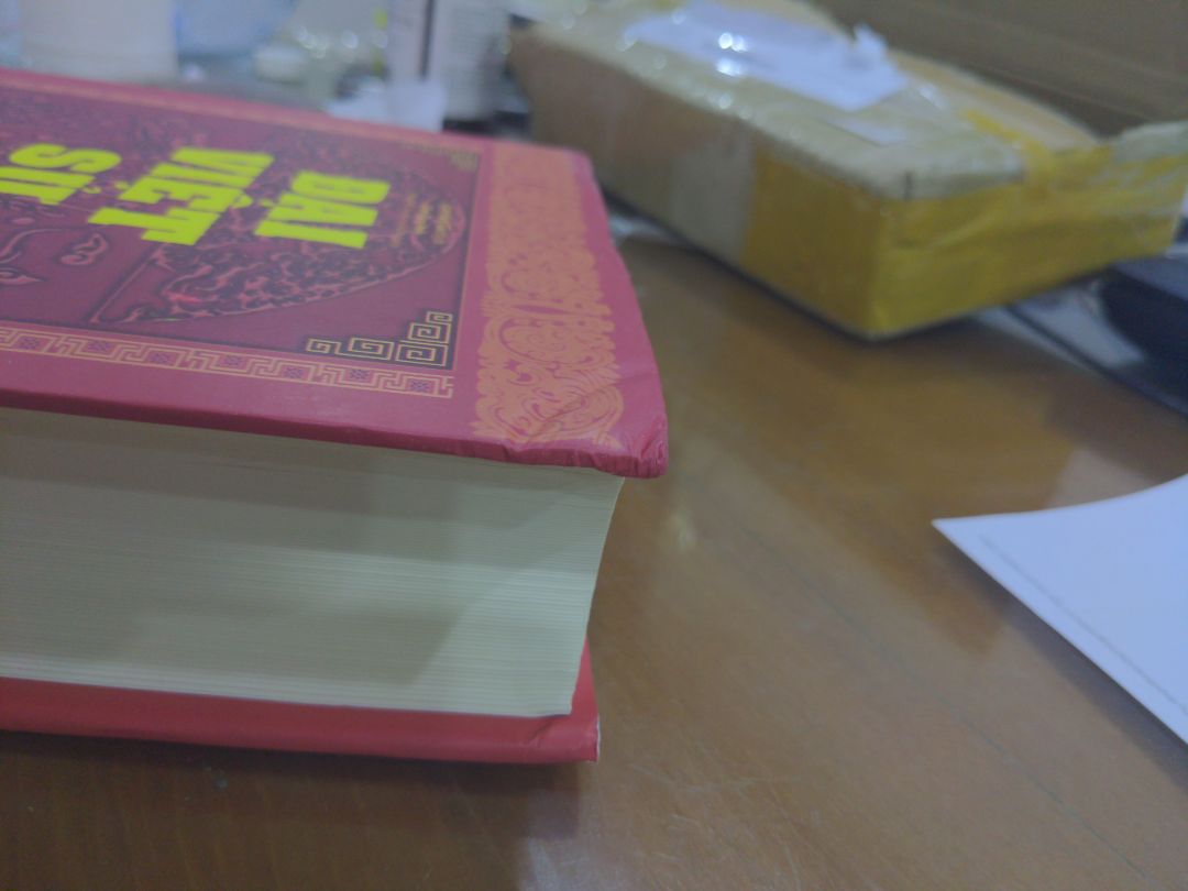 nhận sách về thực sự rất thất vọng về chất lượng. Cả 4 góc bìa đều bị nhăn, gãy từ bia cứng đến bìa mềm. Đồ tặng kèm là postcard và sổ thì không có