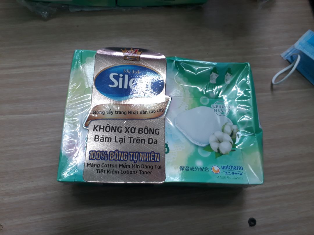 Mình đã mua sản phẩm rất nhiều lần. Nhưng lần này quá tệ. Bông tẩy trang để trong hộp giấy, mà đóng hàng gộp chung, không có hộp cứng bên ngoài. Hậu quả, nhìn thấy mà nản. Nếu mà chưa biết chất lượng sản phẩm bên trong, nhìn bên ngoài thôi chắc cũng đánh đồng nội dung bên trong. Không có sao nào để đánh giá.