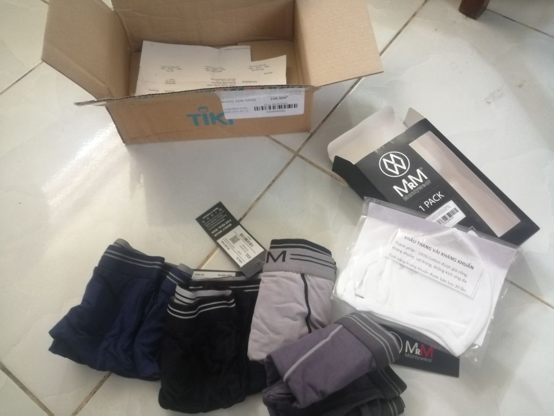 Vỏ hộp hơi bị móp,trước khi mở thì khi lắc đã nghe thấy tiếng kêu cộp cộp,không thích điểm này,khui hàng thấy 4 quần box đúng như đã đăng còn tặng kèm khẩu trang(dù thực sự không cần lắm),quần mặc rộng thoải mái co dãn khá nhưng có điều không thực sự quá ôm sát(vùng nhạy cảm) nên không thực sự đánh giá quá cao,giá khoảng 240k=60.4 cho mỗi cái quần,tóm lại là chất lượng tương xứng với giá tiền,không có gì nhiều để phàn nàn,ok