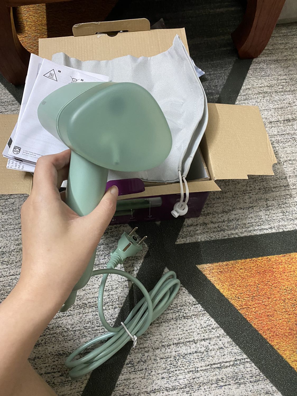 Sản phẩm khá tốt, cầm nặng tay, là phẳng rất ok nha mọi người! Tiki giao hàng siêu nhanh!
Nói chung tiền nào của ý, tuy giá sp có thể cao so với cùng loại hãng khác nhưng tiện ở chỗ sản phẩm rất gọn, gấp lại được, rất tiện khi mang theo đi công tác hay du lịch. Có túi đựng nữa! Nói chung khá hài lòng!