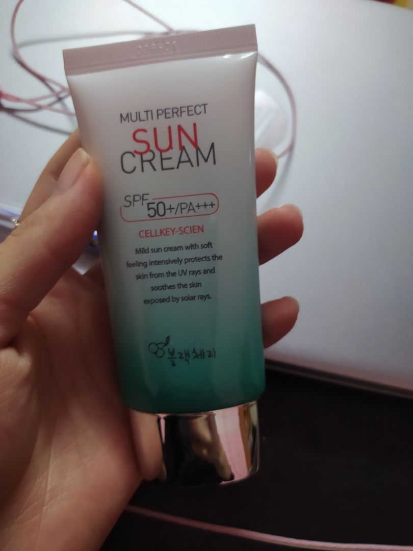 Thời gian giao hàng nhanh. Nói về chất lượng thì mình thấy dùng kem chống nắng bên shop cực thích luôn ý, không hề bị kích ứng da, mình đã phải thay đổi rất nhiều loại kem chống nắng rồi mà giờ mới tìm được chân ái. Cực kỳ ưng luôn.