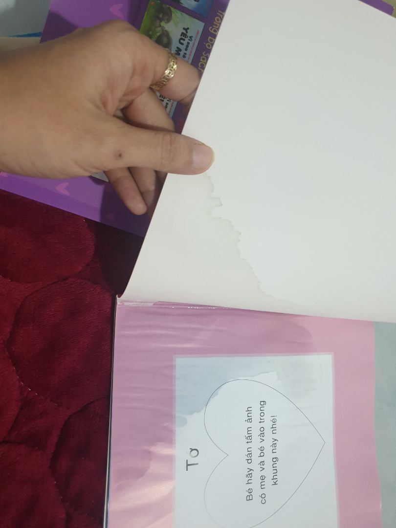 khá thất vọng về đơn hàng ạ, mình chờ từ 23.9 tới hôm nay 9.11 mới nhận được hàng, đơn trước sách đc bỏ vào trong 1 túi bóng nên khi sách bị rớt cũng ko bị ướt khi mình nhận, còn lần này sách vừa bị ẩm và rách khi nhận. mong tiki cho mình phản hồi kịp thời ạ. hộp thì không hề bị rách, chỉ bị móp méo