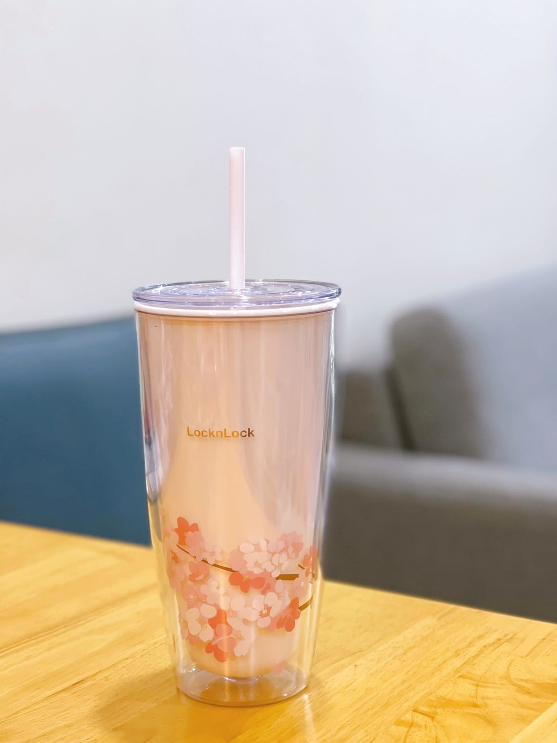 Màu hồng siêu ngọt siêu cưng. Nắp có giăng silicon nên hít chặt vào ly. Hàng Lock nên không hôi mùi nhựa nên mình sử dụng rất an tâm. 5 sao cho bé này.