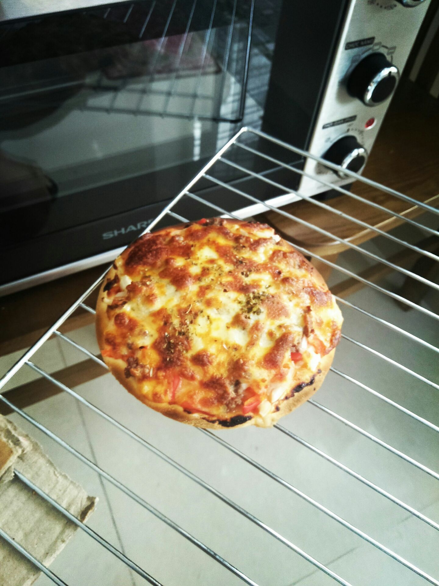 Giao hàng nhanh trong chưa đầy 24h dù mình ở hải dương .Lò đẹp ,khi mình nướng xog pizza thì lò tỏa nhiệt nhiều trên nắp thùng nướng .Mua lò này tiện ích thật,nhà mình  thi nhau đổi món