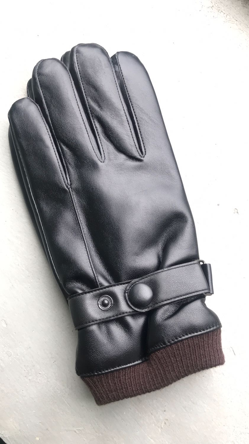 Shop đóng gói cẩn thận giao hàng nhanh mặc dù đang dịch. Khá là vui. Sản phẩm thì khá là tốt. Da chắc chắn, độ co giãn cao. Lớp lót nỉ lông tạo cảm giác bó sát, êm và dễ chịu khi sử dụng. Cảm ứng điện thoại ok, vuốt như không đeo luôn. Rất hài lòng. Sản phẩm đáng mua các bạn ạ.