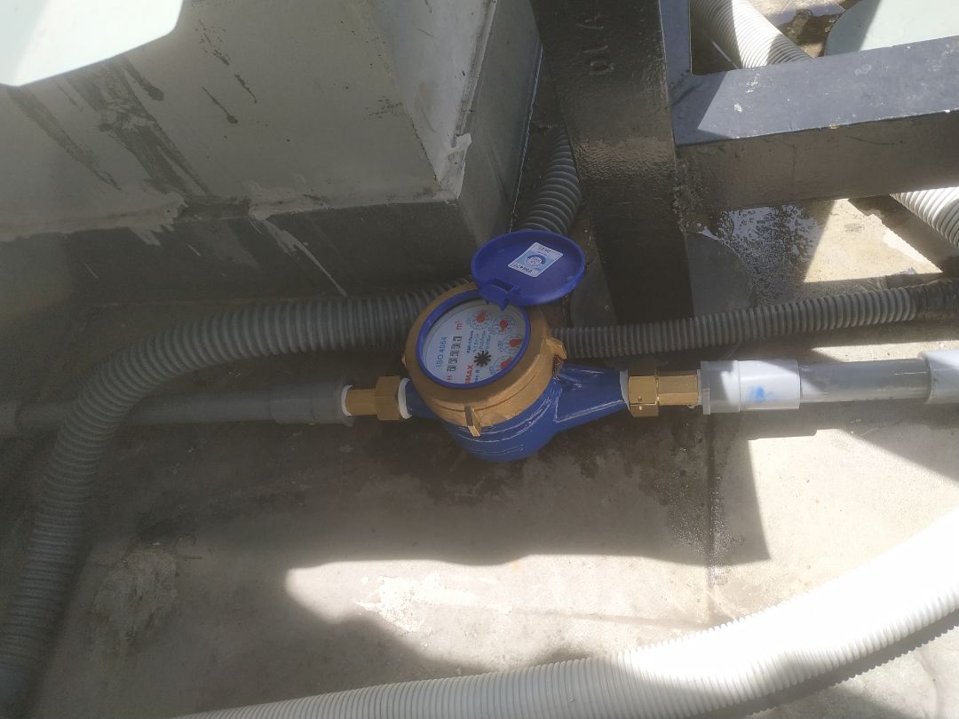 đồng hồ nhìn chắc chắn, đẹp. chỉ có điều là không có glycerin bên trong như những loại khác, theo shop nói là loại từ nên không cần glycerin. shop tặng thêm 1 roong cao su dự phòng. shop trả lời nhiệt tình.