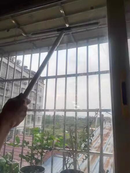 Cảm nhận ban đầu là mẫu mã đẹp, tay cầm cứng cáp chắc chắn, mút silicon nhỏ gọn, lưỡi lau khít nên dễ gạt chất bẩn. Thiết kế thông minh 2 trong 1: Có thể vừa chà cọ mặt kính vừa có thể gạt nước và chất bẩn. Được shop tặng thêm 1 miếng silicon nữa để thay đổi, cảm ơn shop nhé!