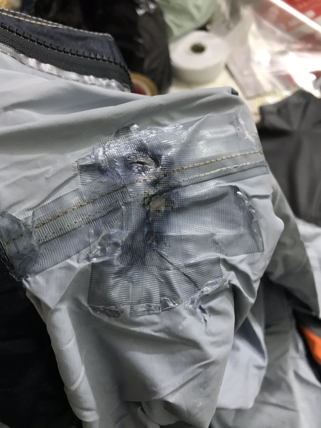 Rất tệ hại
Áo giao cho mình bị lủng rồi vá tạm bợ như thế này. Không chấp nhận được. Bị kiểu như này mấy lần rồi, rồi lại kiểu xin lỗi nửa vời rồi bảo liên hệ để đổi vân vân. Buôn bán phải có uy tín chứ hàng lỗi hỏng như thế này mà cũng giao, không có thời giờ thì mới mua hàng online, mà cứ cố tình giao lỗi thế này thì sớm muộn cũng không làm ăn được nữa đâu.