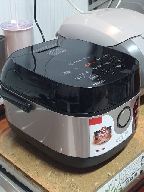 Nồi to ngang với nồi điện tử 1.8lit, nặng trịch, thể tích ruột nồi khoảng 2.5 lít vừa cho 6 chén cơm. Nút cảm ứng nhạy nhưng ko có tiếng Việt. Chưa nấu chưa nhận xét cơm được Nồi to ngang với nồi điện tử 1.8lit, nặng trịch, thể tích ruột nồi khoảng 2.5 lít vừa cho 6 chén cơm. Nút cảm ứng nhạy nhưng ko có tiếng Việt. Chưa nấu chưa nhận xét cơm được