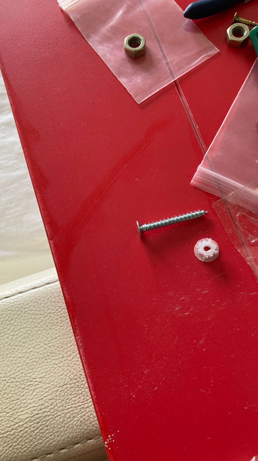 Bàn chắc chắn nhg hơi bị xước 1 chút. Có tô lại màu r nhg màu k giống với miếng gỗ lắm nên nhìn vẫn bị nổi. Cạnh bàn nếu đc mình cũng nên bo tròn và mài cho đỡ sắc và nhọn, hạn chế va đập cho người sử dụng