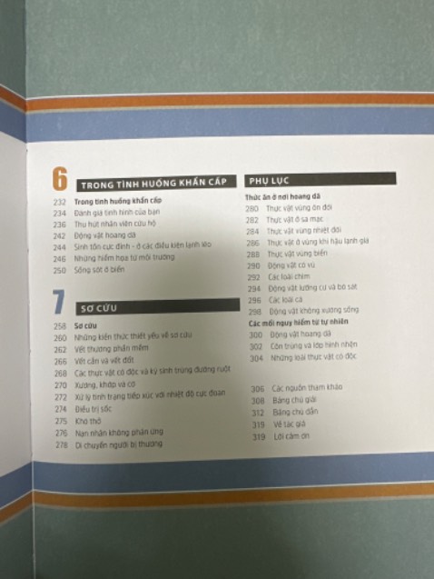 Mua sách đc kèm tặng theo miếng thép đa năng, 11 công năng. Thực sự cuốn sách rất hữu trang bị và học các kỹ năng sinh tồn.