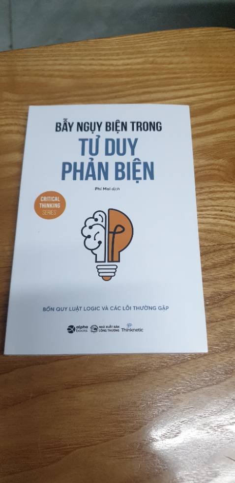 Được tặng 1 quyển nên phải bỏ xiền mua thêm 3 quyển cho đủ bộ