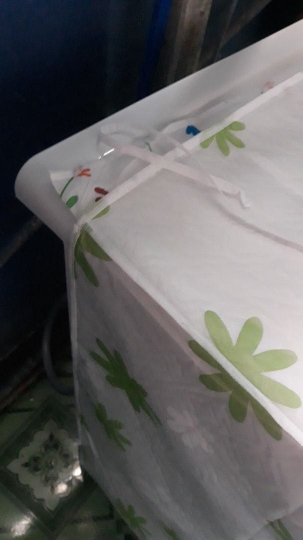 màu đẹp. giao hàng nhanh. chỉ là không đc tốt lắm. dây vừa kéo đã đứt mất. khâu lại cũng xài đc. bọc  k vừa máy nhà mình. mình cắt nếp gấp đó ra mà vẫn k vừa. nói chung xài tạm đc