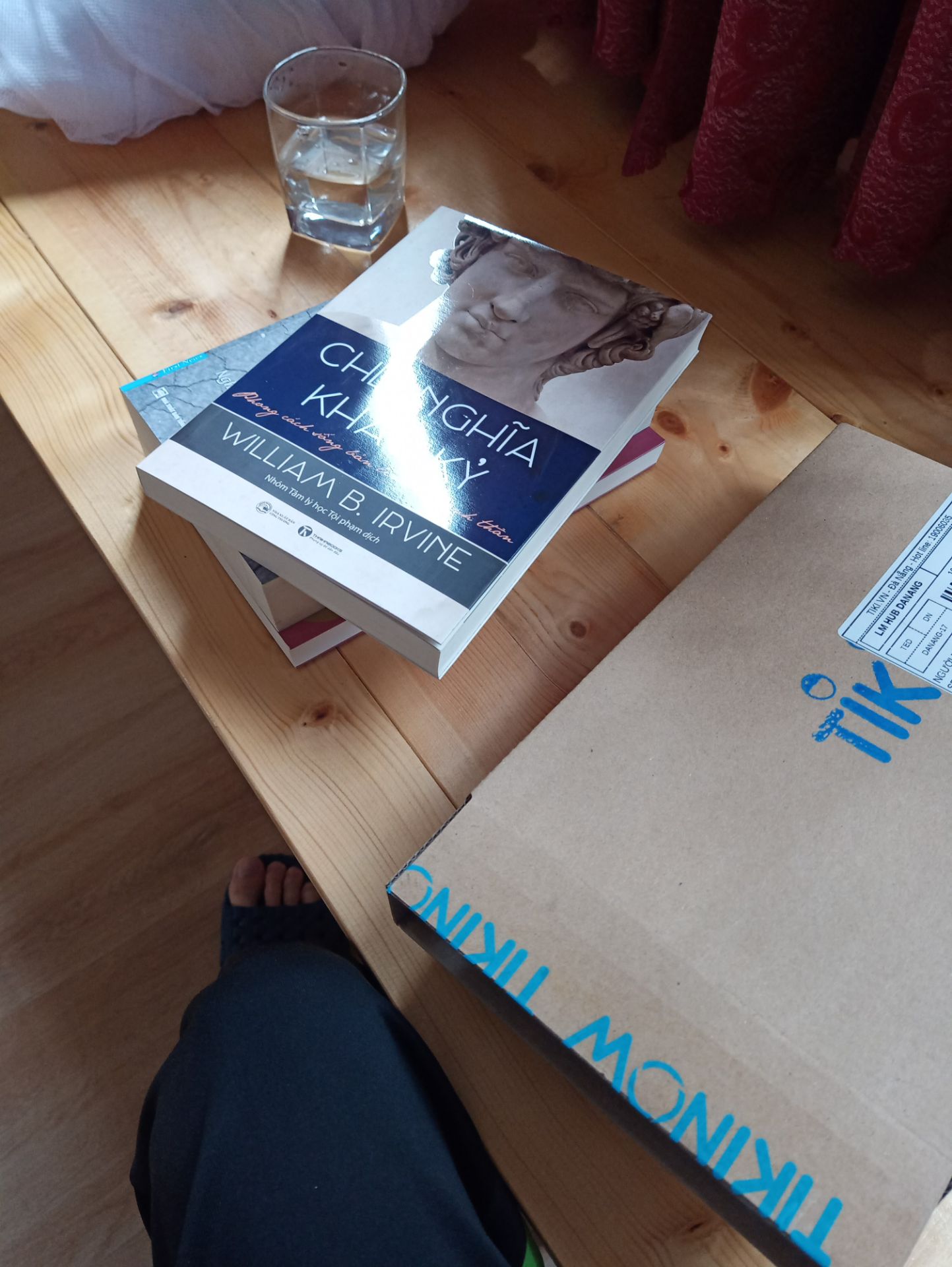 Đặt hôm trc, hôm sau sách tới. Trần xì cuốn sách và hộp cacton, k bọc nilon, k giấy bóng k gì cả, cầm hộp trên tay lọc xà lọc xọc sách nhảy tưng tưng bên trong, mở ra y như rằng trần chuồng cuốn sách nằm lọt thỏm k che chắn giấy báo nilon gì hết. Là đơn vị kinh doanh văn hoá phẩm hàng đầu một đất nước mà đóng gói bao bì không ra làm sao. Biết là phí vận chuyển thấp, thời gian giao nhanh và giá sách hấp dẫn hơn là mua trực tiếp ở nhà sách nhưng đánh đổi lại là sự cẩu thả thiếu trân trọng khách hàng, lần sau tôi không tiếc 30 ngàn nữa mua thẳng sách ở nhà sách cho được việc, càng ngày càng thất vọng!