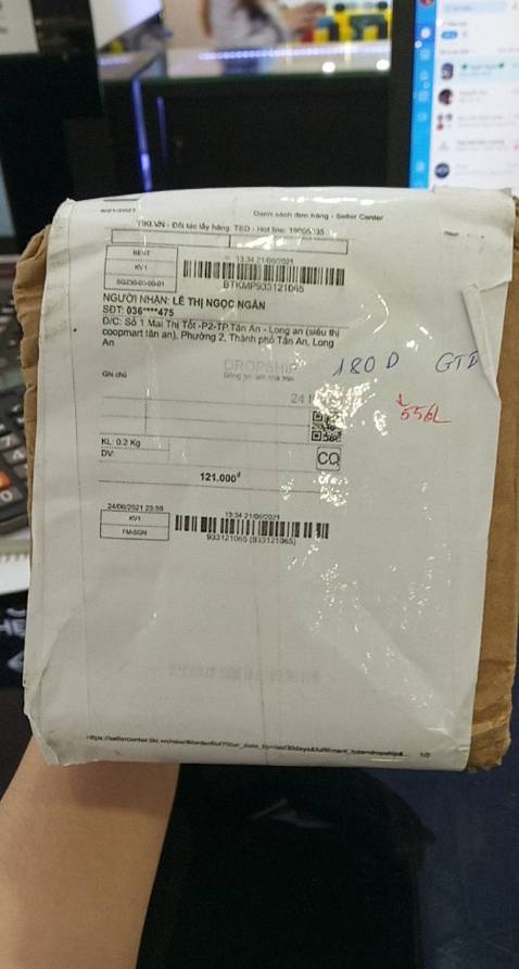 Đặt bộ chuyển. Nhưng giao hàng lại giao cái quần. Mình khá thất vọng. từ trước tới giờ đã mua rất nhiều, nhưng chưa gặp tình trạng này bao giờ.