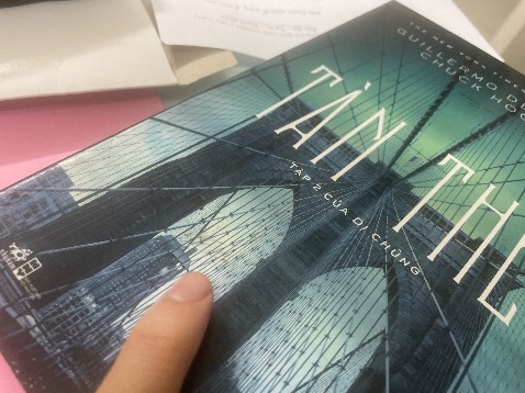 Sách bẩn, bị trầy nhìn như sách cũ