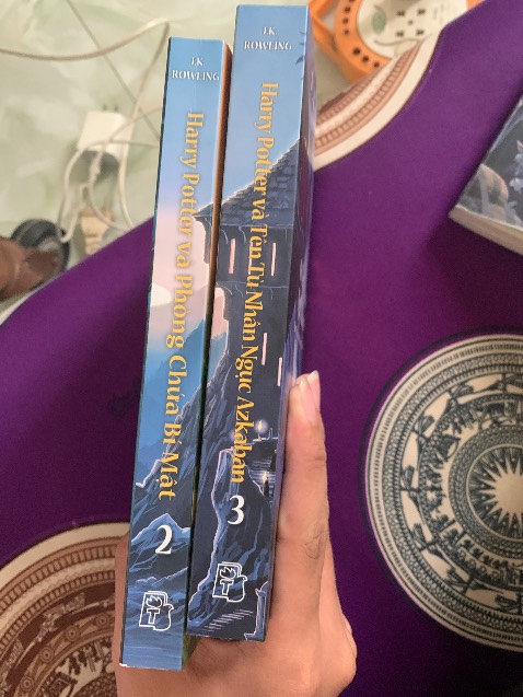 hình như cuốn harry potter tập 2 của mình in gáy bị lỗi