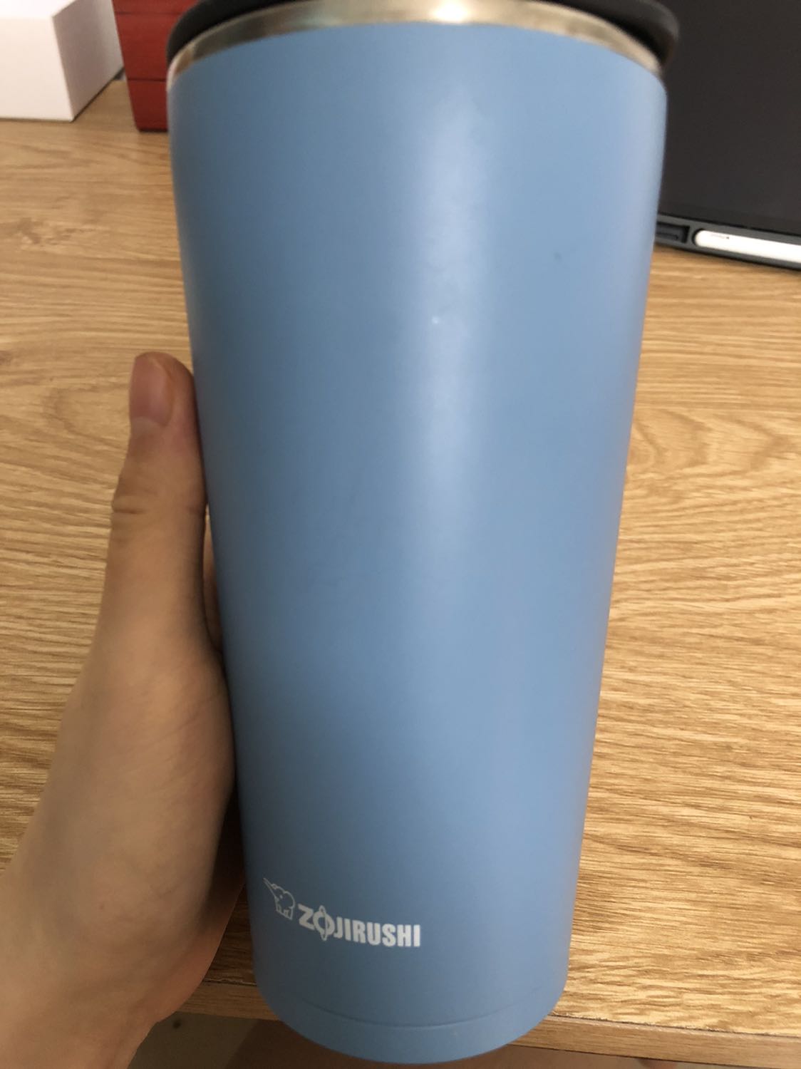 Chất lượng tốt, giữ nhiệt ổn, có lưới lọc trà mình rất thích vì mình dùng để pha trà uống buổi tối. Nắp ly thì không chống rỉ nước đâu nên bạn nào hay mang đi lại nhiều thì nên mua loại bình có nắp chống rò, còn loại này thiết kế để dùng tại chỗ giống như cái ly nên với mình oke lắm. Màu xanh cũng đẹp.