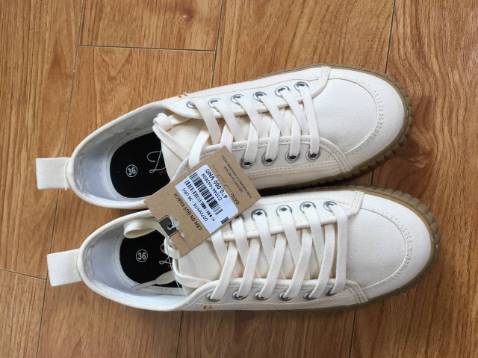 Giày rất giống với hình ảnh mô tả, vải mềm, đi khá êm chân
Nhưng form giày nó hơi lạ lạ với mình (bị to to ở phần giữa giày)
Hộp đựng giày khá mềm nên khi giao hàng bị móp méo, giờ ko có hộp để đựng giày ^^