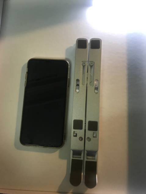 Sản phẩm chất lượng, hàng thực tế như mô tả, mình hay ngồi quán cafe làm việc nên rất hữu ích nên gấp gọn như thế này thì tiên lợi, ủng hộ shop ✌️. Mong shop ra nhiều sản phẩm hữu ích ntn nhiều hơn nữa .