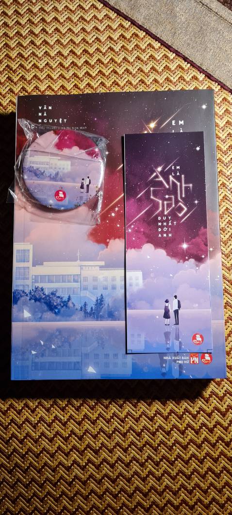 Sách đẹp, nma có 1 vài chỗ bị bóp méo, và ko có gì bọc sách mà cho trực tiếp sách vào trong hộp đóng hàng