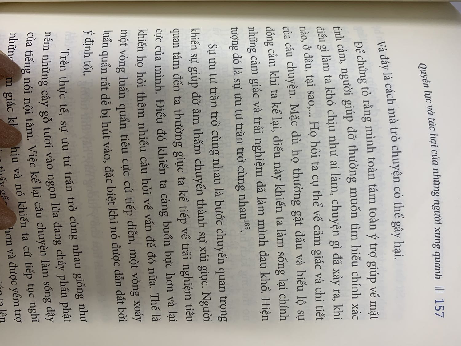 Sách tâm lý nhưng đọc rất dễ hiểu. Phân tích cách tự nhiên con người hay đắm mình vào suy nghĩ tiêu cực luẩn quẩn, rồi tự nhiên chia sẻ cảm xúc với ng ngoài và tưởng rằng sẽ cảm thấy tốt hơn. Nhưng thực ra đó chỉ là cách xử lý về mặt tình cảm chứ ko thực sự gq về vấn đề. Đôi khi việc nhắc lại trải nghiệm đau buồn còn khiến bạn thêm luẩn quẩn tiêu cực hơn. 
Sách đưa ra cách xử lý hiện tượng này là “self distance”- tạo khoảng cách tâm lý để nhìn vđ tổng quan hơn.