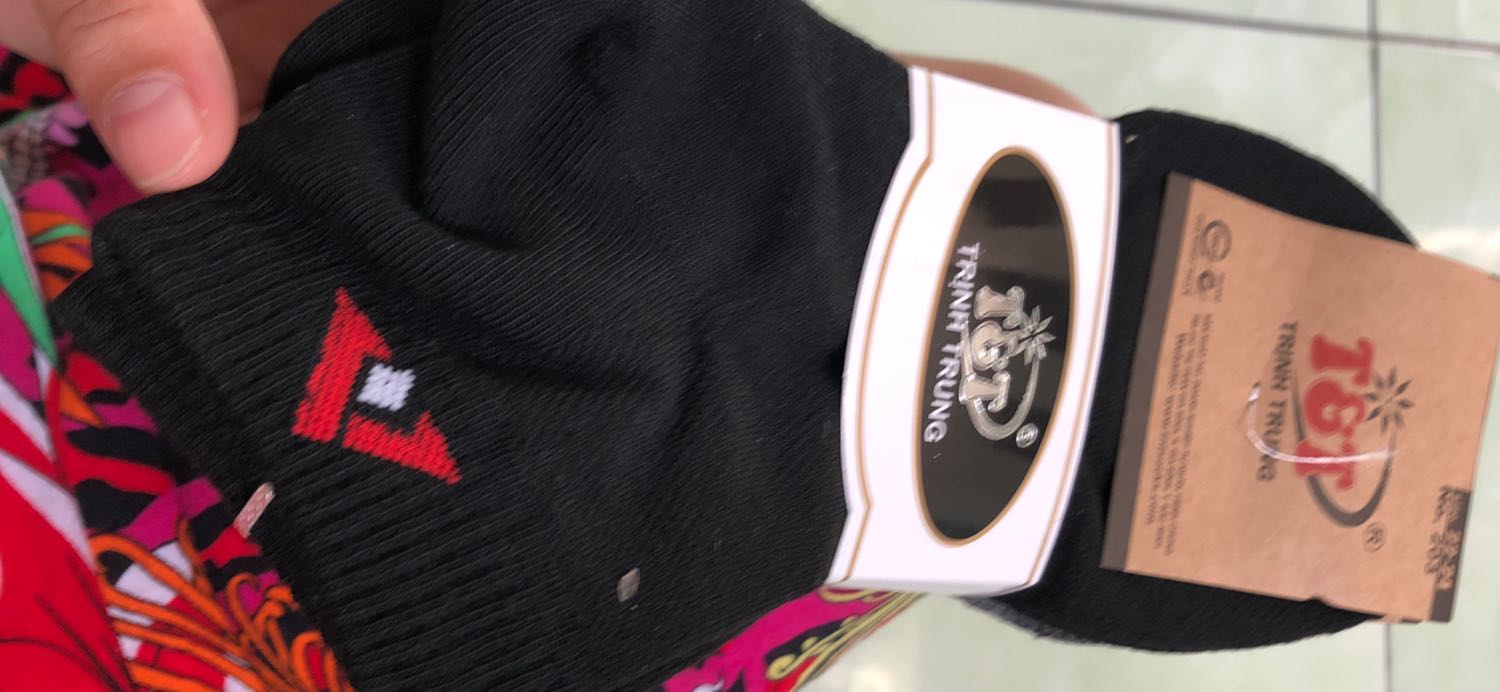 Tin tưởng quá thành ra thất vọng.
Mình đặt vớ chống hôi chân, hàng xuất nhật. Rốt cục các bạn nhìn em mình nhận đc cái gì đây? Chất lượng hàng của NEWWAY tệ quá so với lần trước mình mua (của 5Star)
Lần đầu mình mua, hàng đúng chất lượng xk, mỏng mịn, thoáng mát, vải đẹp. Đúng chất lượng 5*
Đợt hàng này tham khảo nhiều cmt lắm rồi, mới quyết định mu Newway 4 món. Thất vọng đủ. Đây là vớ VN 100% chất lượng quá tệ.