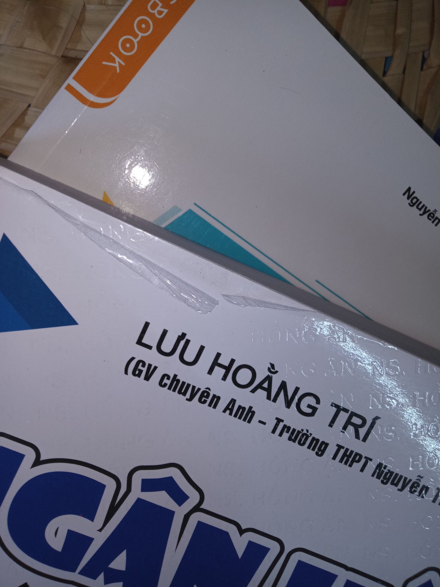 sách bị rách, không được bao, cứ như sách lâu ngày