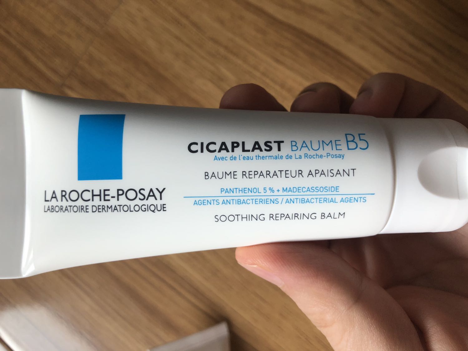 Do dịch nên giao hàng lâu. M đặt mua 7/9 hôm nay 27/9 mới nhận được hàng.
Anh shipper dễ thương
Hàng đóng gói k kỹ như mấy bạn trước review, nắp của chai xịt khoáng bị xé mất niêm phong.
Lần đầu tiên mua hàng tiki, LRP hơi thất vọng xíu.
M lần đầu mua LRP nên hok biết có phải hàng chính hãng hok nữa.