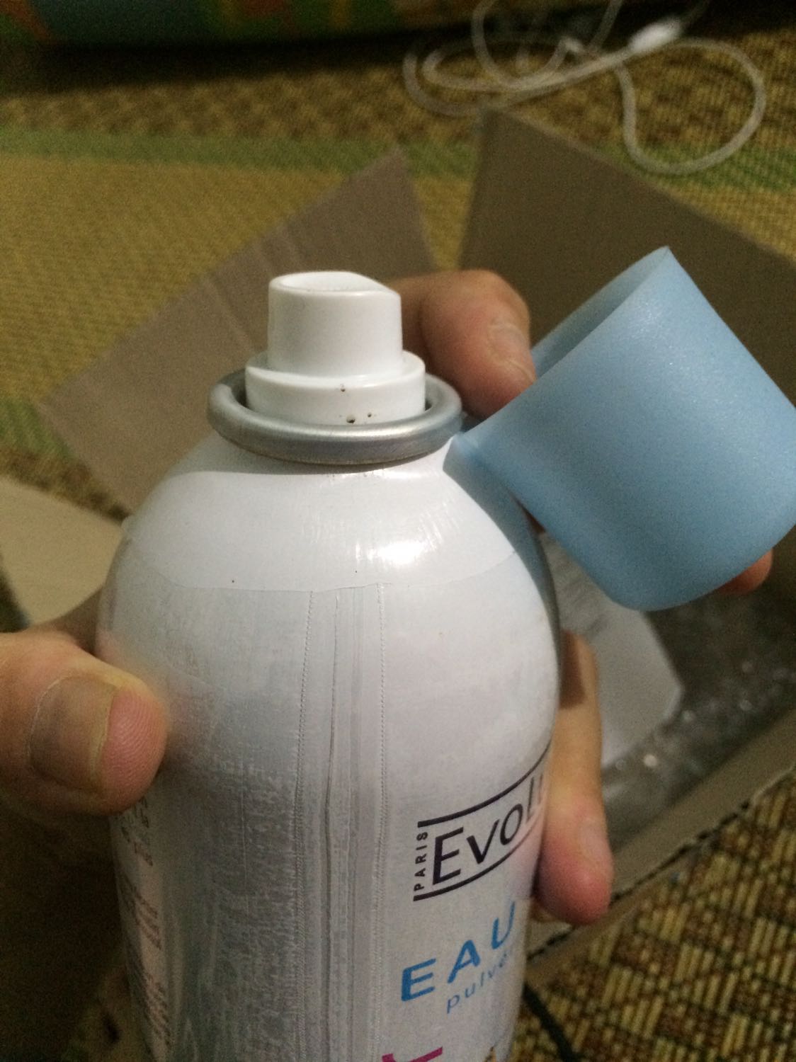 • Tiki đóng gói chắc chắn, giao hàng tiêu chuẩn trc hẹn, đặt 17/5 đến 22/5 nhận hàng.
• Chai xịt khoáng to cầm chắc tay, còn nguyên bọc nilon kín từ nắp xuống thân chai, TUY NHIÊN ở vòi xịt lại có VẾT BẨN, có khi nào bị bẩn khi sản xuất??
• 1 điểm trừ nữa là thân chai có vết móp nhỏ, ở phía dưới mã vạch như mình chụp ảnh, chắc do khi đóng gói chai kim loại dễ móp, k ảnh hưởng chất lg sp bên trog thôi ksao
• M đã xịt thử luôn, tia ra đều mịn dễ chịu, có đọng lại giọt nc trên vòi sau xịt. Nhiệt độ hiện tại 26 độ, xịt lên mát mặt hẳn, 1 lúc sau ngấm vào da mịn, mềm, k rít, k nhờn. Da m da dầu, mụn ẩn. Ngồi rảnh 1 lúc lại xịt cấp nc cho da =)) Sau này tác dụng tnao m sẽ update
Mua đc lúc sale còn 109k ship tỉnh 18k. Okela phết đó chứ. Chai to dùng chắc lâu.
Tks Tiki ?