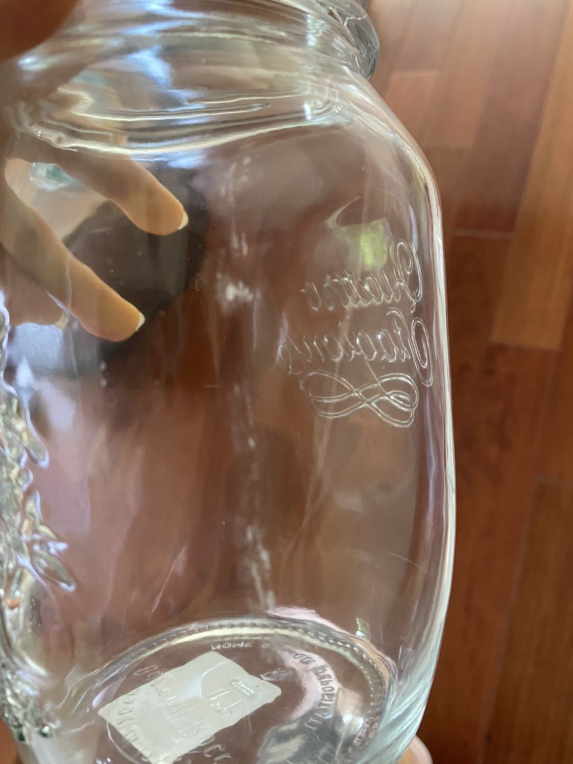 Tôi nhận dc hàng thì 4 bình thuỷ tinh đóng bó vào nhau ở giữa ko có chèn bìa gì cả làm cho các bình cọ xát vào nhau trong quá trình vận chuyển, cả 4 bình đều bị trầy xước nặng, đề nghị tiki đổi hàng cho tôi