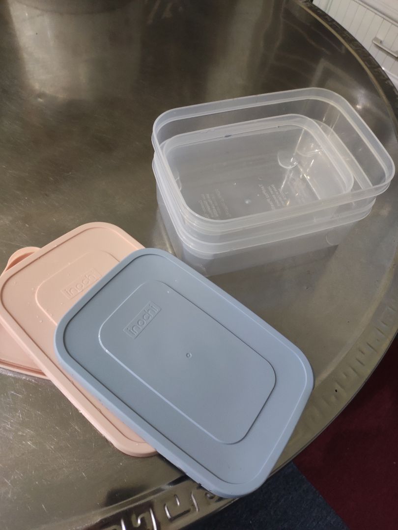 Hộp nhựa dày vừa đủ, chắc chắn, 3 size rất hợp lý đựng đc nhiều thứ. Nắp hộp khít và đóng dễ dàng, có thể quay trong lò vi sóng