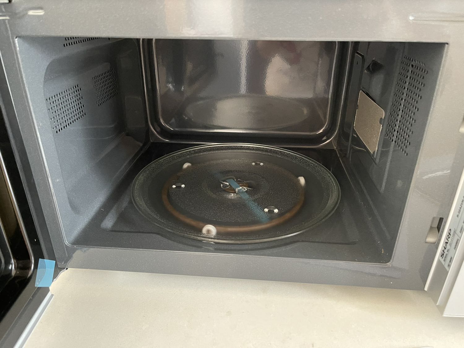 Hàng mới. Cửa mở nhẹ, ok. Mà có điều chạy hơi ồn một xíu. Mà chắc lò nào cũng chạy ồn như vậy. Tốt. Cũng đáng mua