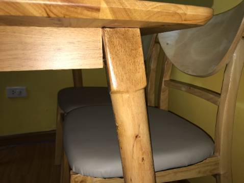 Thiết kế bị lỗi, thanh ngang đáng nhẽ phải vát chéo thì lại cắt vuông góc, Vạn chặt thì không khớp phần trên và không nhét được 2 chiếc ghế và trong gầm,, vặn lỏng thì không khớp phần bên nên bàn không chắc chắn. Không hiểu sản xuất kiểu gì?