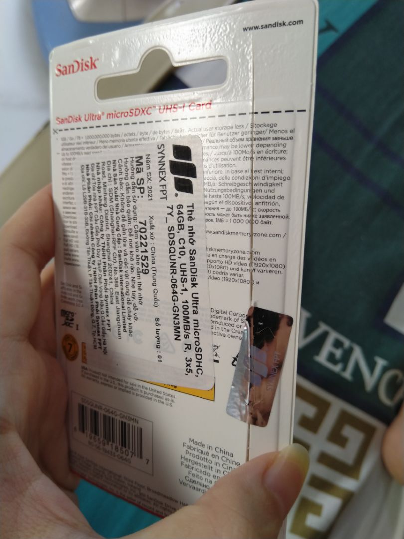 Cover của thẻ có một vết cắt, được dán tem đè lên. 
mặc dù dán tem nhưng hoàn toàn có thể lấy thẻ nhớ ra mà không cần bóc.
Không hiểu hàng của official store sao lại vậy