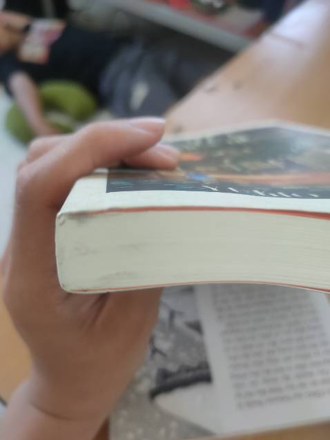 Quyển này là sách cũ đã được sử dụng, bằng chứng là bìa hư hại nhiều, không còn mới, trong sách dấu tay lật mép cũng rất rõ
Mình vô cùng thất vọng với quyển sách mà mình rất yêu thích mong được đổi lại quyển sách này, nếu dược thì mình sẽ vui lòng gỡ đi bình luận xác đáng này