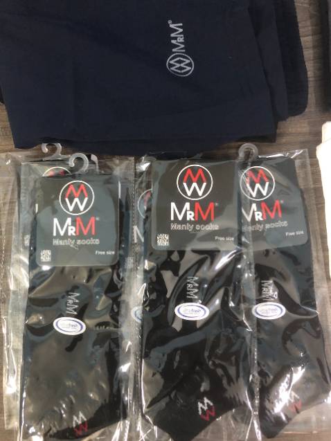 Mua cả box , full đồ của shop. áo quần tất đều rất đẹp, chất lượng, mặc rất vừa vặn. Hộp  đẹp lịch sự, mua cả box nên tiết kiệm khá nhiều so với mua lẻ ạ. Khuyên mọi người nên mua, mình dùng rất nhiều đồ của Mrm rồi, không vừa shop còn hỗ trợ đổi trả miễn phí luôn ạ.