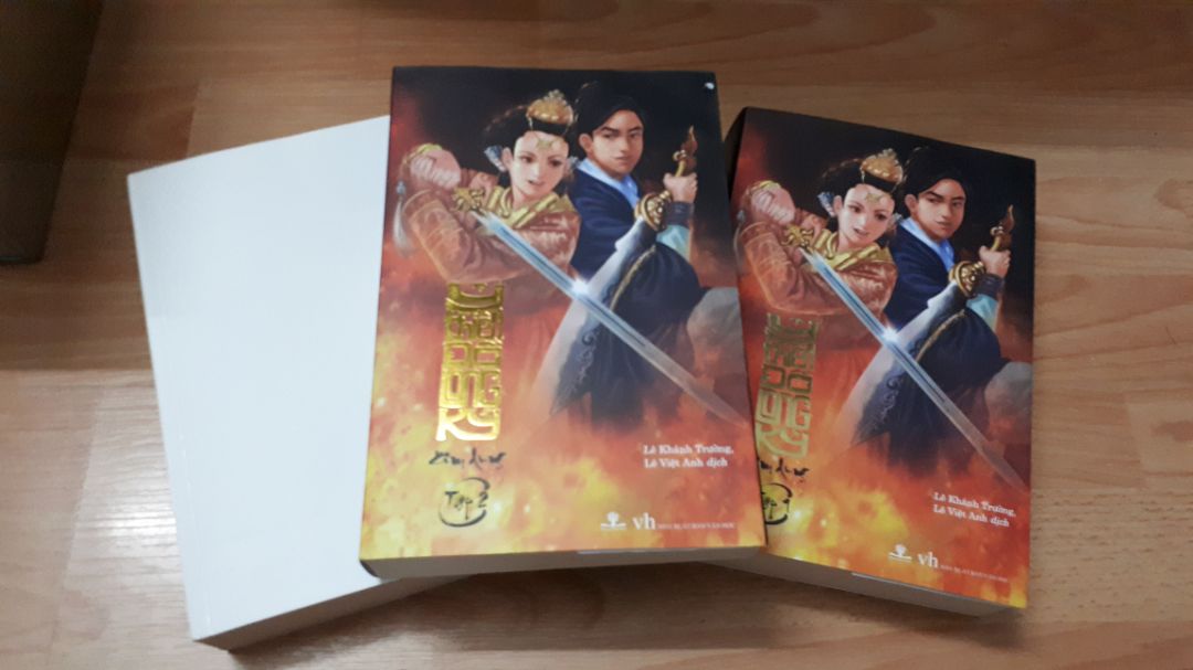 Sách giao sớm hơn dự kiến 3 ngày. Bao gói cẩn thận. Chất lượng giấy tốt, đọc không mỏi mắt. Nội dung tuy không phải là bản mới nhất của Kim Dung nhưng đọc vẫn rất hấp dẫn, người dịch giữ được chất võ hiệp Kim Dung trong câu chữ.
Tuy nhiên còn một số điểm chưa hài lòng:
- Tập 1 bìa bị gập, mấy trang đầu giấy bị dính nhau phải dùng kéo tách ra
- Bìa áo tập 2 bị bong một chút (có thể do dính keo)
- Bìa áo tập 3 bị rách, mình phải bỏ đi
- Còn có lỗi văn bản, chính tả (chấm, phẩy, viết hoa), dịch các câu thơ chưa sát, gần như diễn ra văn xuôi,  thơ mà không có xuống dòng.
Nói chung với giá được giảm 40% thì mình cũng tạm hài lòng rồi!