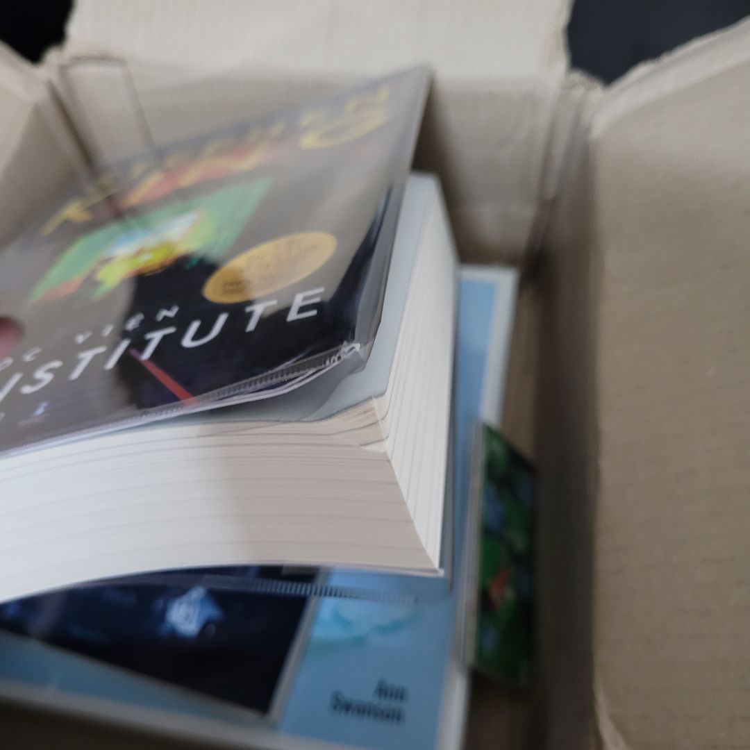 Tiki giao cuốn này và sách quà tặng mà bọc ẩu quá. Đơn thì giao trễ, mình gửi *** hỏi thì mới giao liền hôm nay. Mà kiểu như giao vội rồi bọc sách gấp gáp nên không bọc đàng hoàng, vừa cầm lên là tuột ra vì k được ép dính. Mép sách thì bị cong nhẹ, nhìn mà bực bội, giấy bọc đợt này cũng mỏng nữa. Đó giờ mua sách ở tiki nhiều lắm rồi, đây là lần đầu thất vọng như vậy.