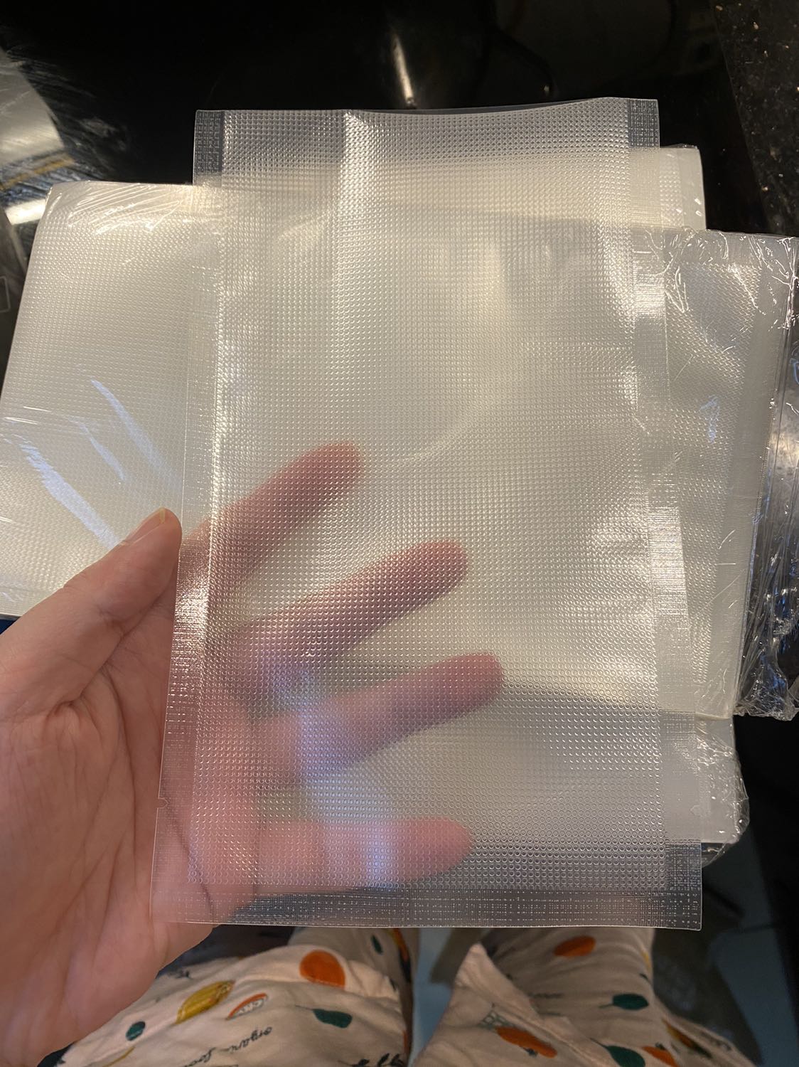 Túi k quá dày, 1 mặt nhám, giá cũng tương đối cao nhưng thấy quảng cáo là làm từ nhựa nguyên sinh!