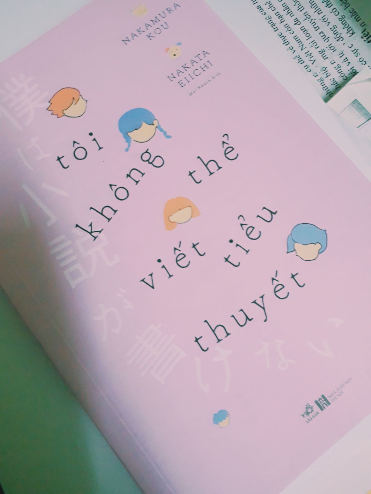 Mình đang đọc dở và khá thích cuốn sách này. Màu hồng nhé! Rất dễ thương. Bìa đẹp, nhấc em ấy lên thôi cũng đã thấy vui vẻ rồi. Nội dung ổn, cốt có vui, có buồn, nhân vật rất sinh động, tuy không quá đặc sắc nhưng cũng vừa đủ. Đôi khi cũng thấy truyện khá hài hước.