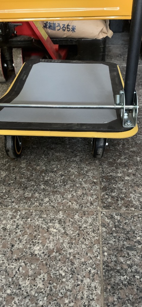 Mới mua mà chát 90kg xe đã sụn , ko đi được. Liên hệ nsx thì bảo trước khi giao xe đã *** vài trăm kg được . Tôi mua hàng ko cần biết nsx ktra tải trọng mấy trăm kg ko Vân đề, cái tôi quan tâm mua xe tải trọng ghi 150kg mà mới chât 3 bao gạo 90kg xe đã biến dạng trầm trọng . Nên yêu câu bảo hành đổi trả gấp cho chúng tôi để có xe dùng