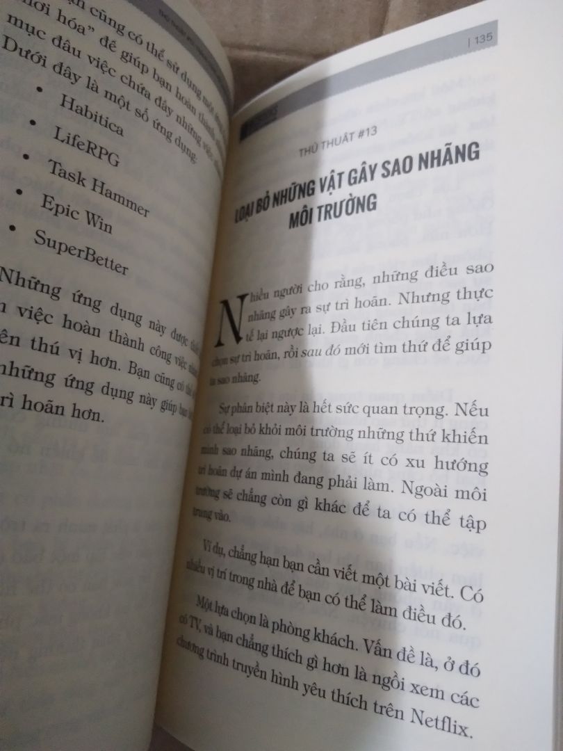 Không bị lỗi, chỉ có điều không có nỗi 1 cái bọc nilon nên sách bị trầy xước vài chỗ, hơi xót. Kích thước 13×20, nhỏ gọn. Chất liệu giấy vừa phải, không quá mỏng. Nội dung đọc qua khá hay. Nên mua thử ??